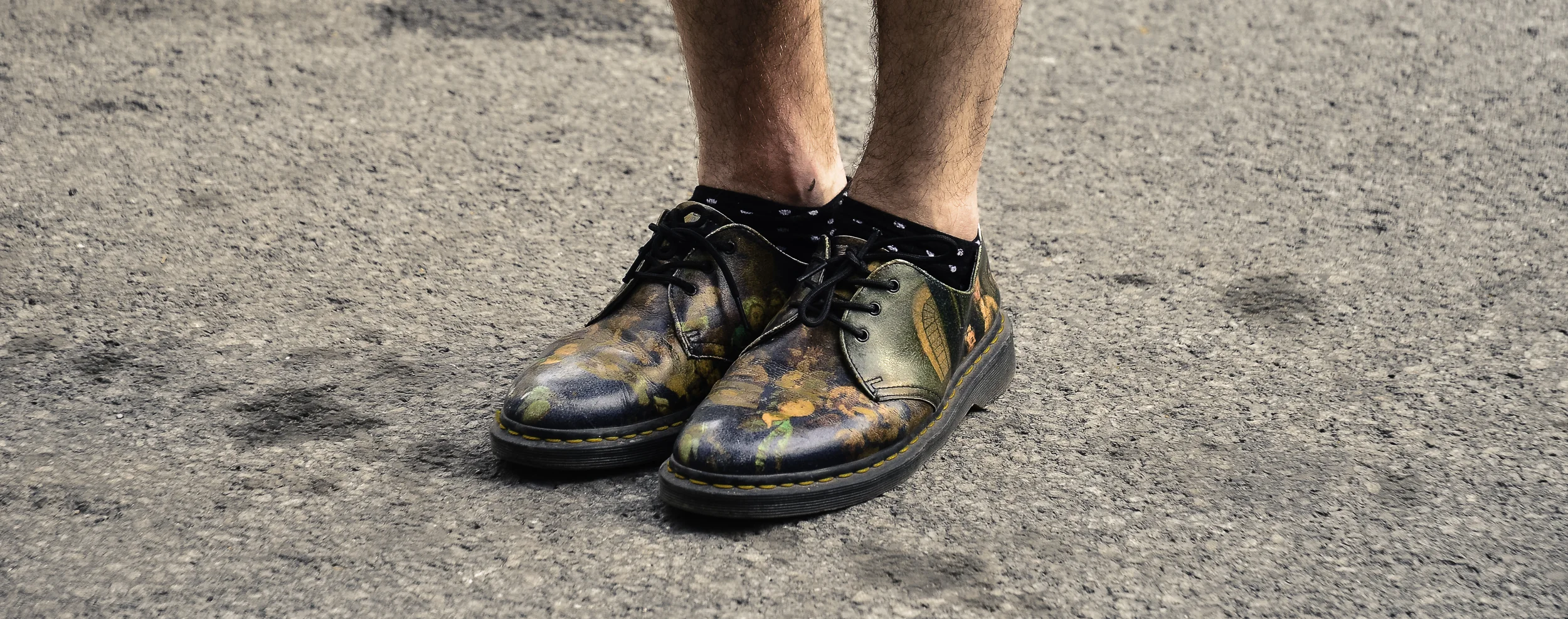 These printed oxfords are expertly paired with ankle-high polka dot socks. The colour contrast and neutrality balance is key.