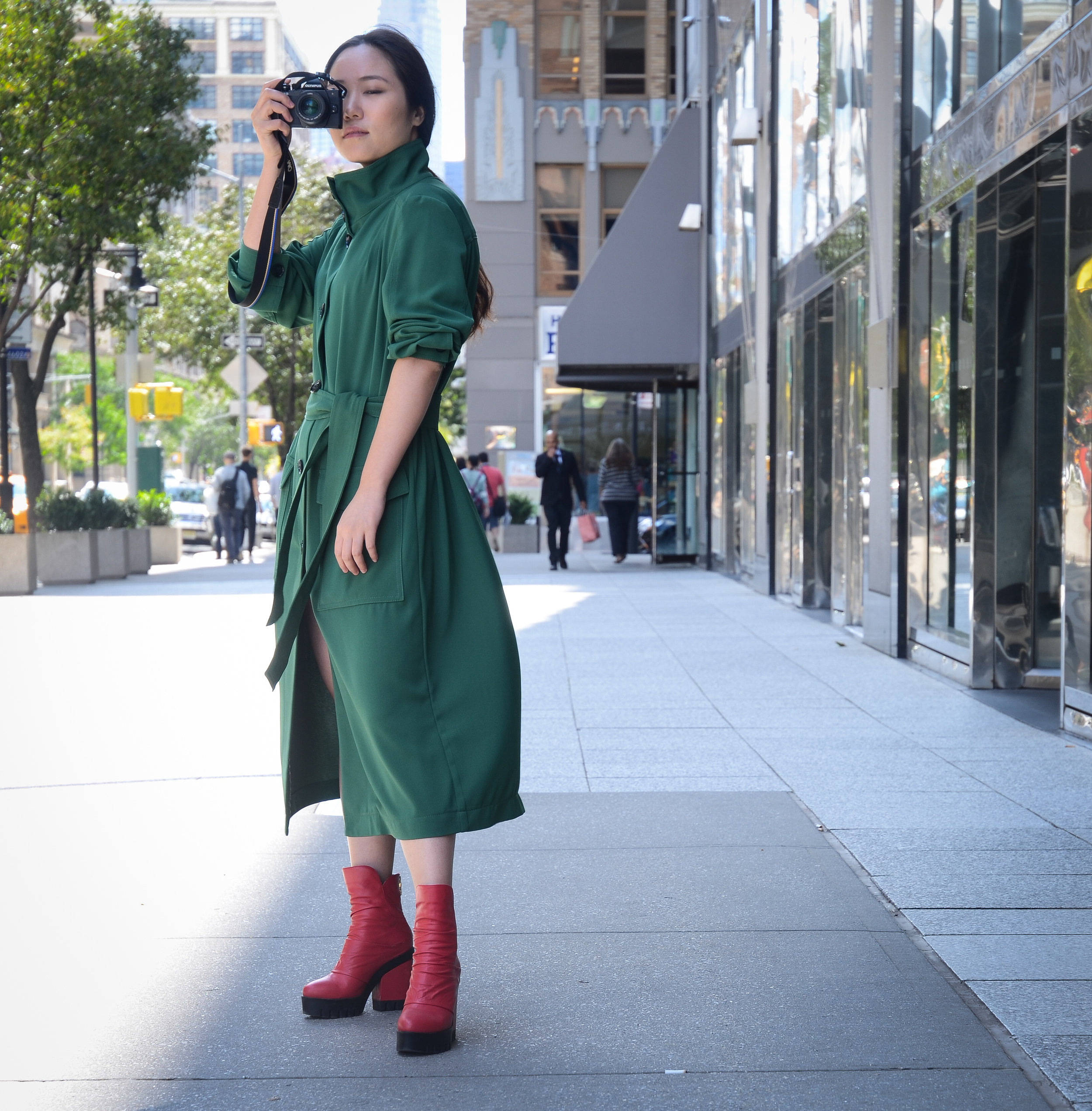 OUT-OF-THIS-WORLD FORMAL ATTIRE NYFW is a backdrop for fashion experimentation, and by extension with formal attire. Individuals were loosening the “rules” with lively colours, golden-lace tuxedo jackets, and vintage dresses.