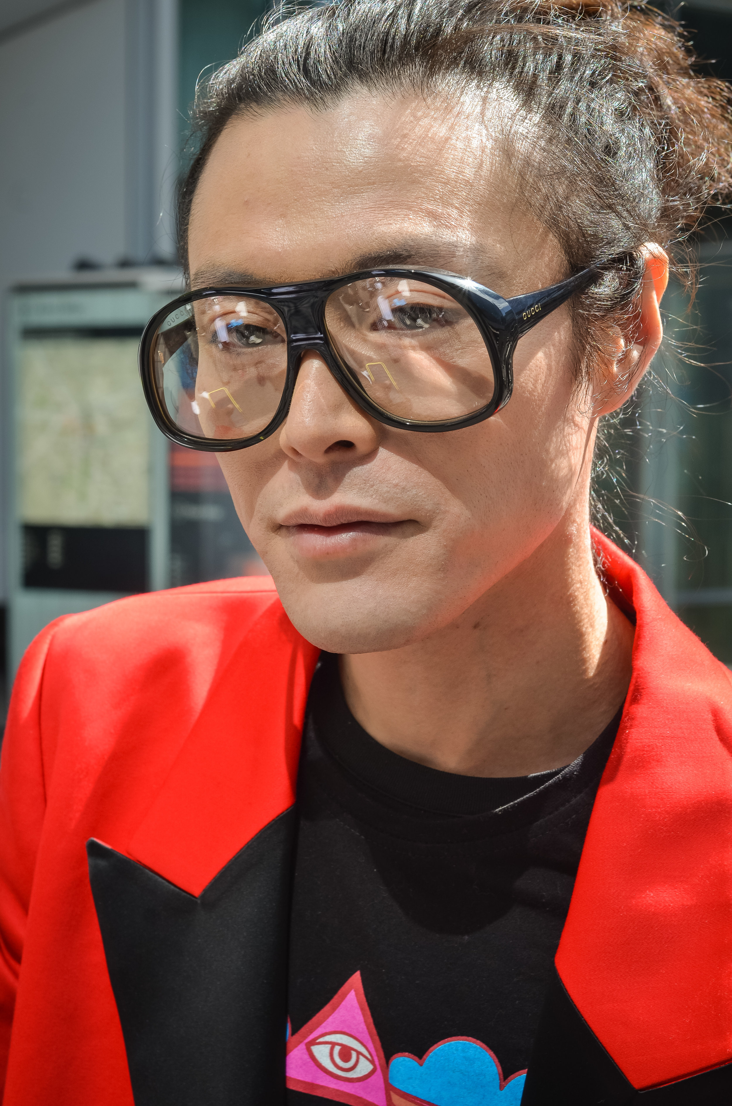Yu Masui brings out the cool, retro elegance of these Tom Ford-era Gucci frames. (日本語のキャプション: メガネのグラスは深い存在の窓になる。目をすると、レトロの意識が見える )