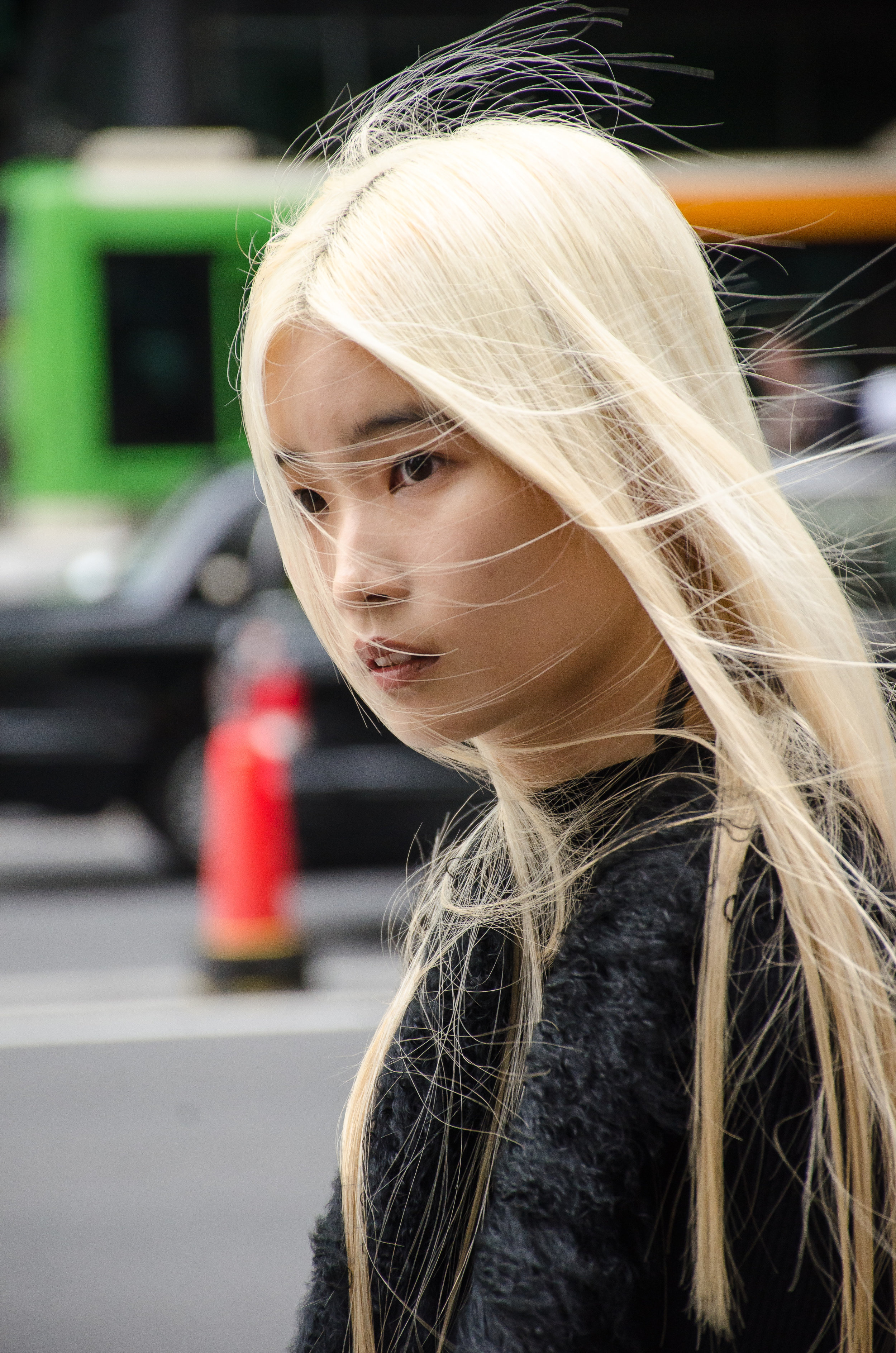 Her platinum-blonde hair-dye produces a transformation so divine, us mere mortals can only look upon with awe. (日本語のキャプション: 金髪は顔を隠れていなく、女神の儀式に必要な仮面ってものだ)