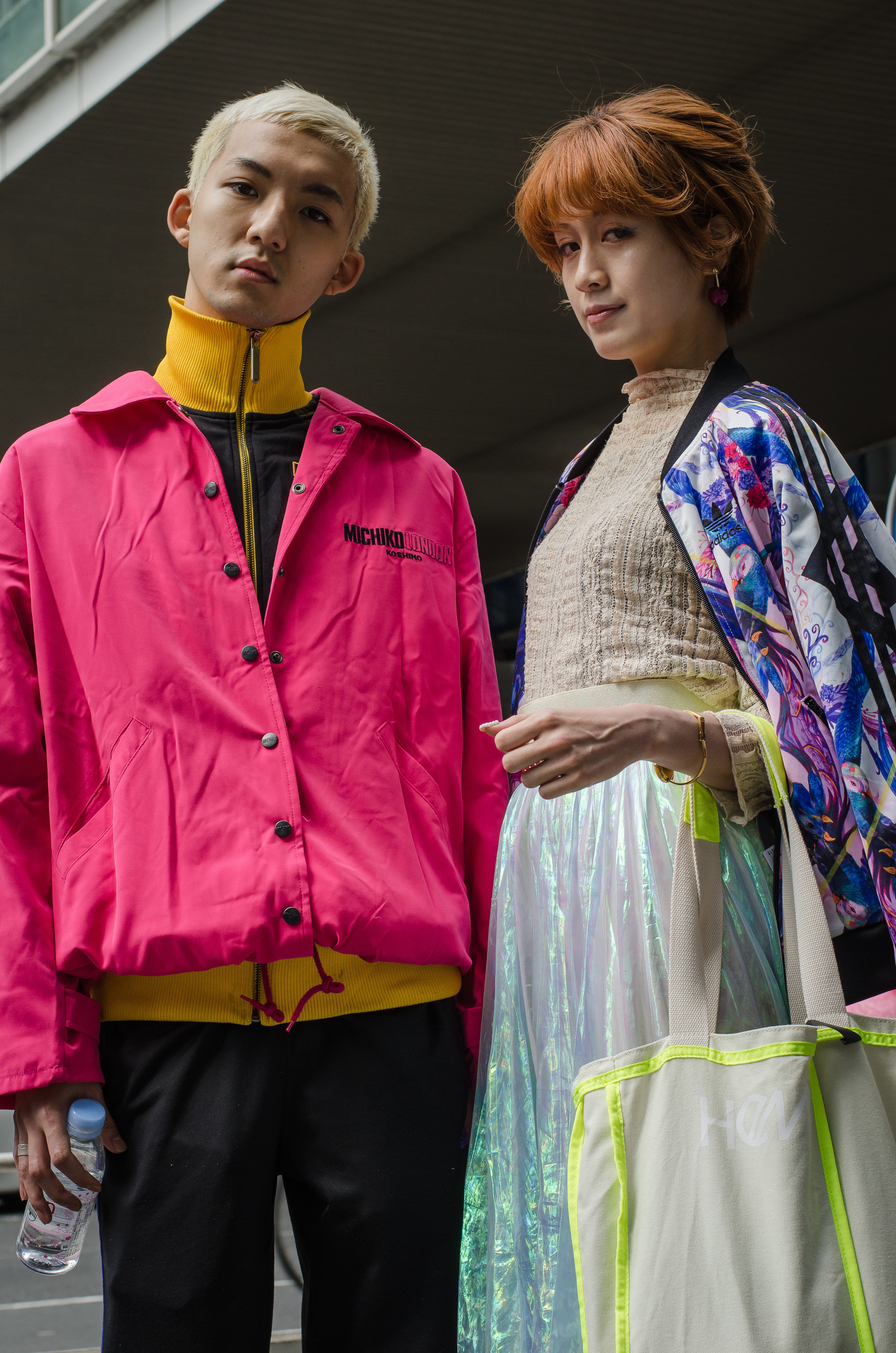 Throw out conventionality, and clasp a mischievous nature. An outfit will radiate with character. (日本語のキャプション: この二人は別の太陽の下で立てるらしくても、服の眩しさが不思議で一つになるのだ)