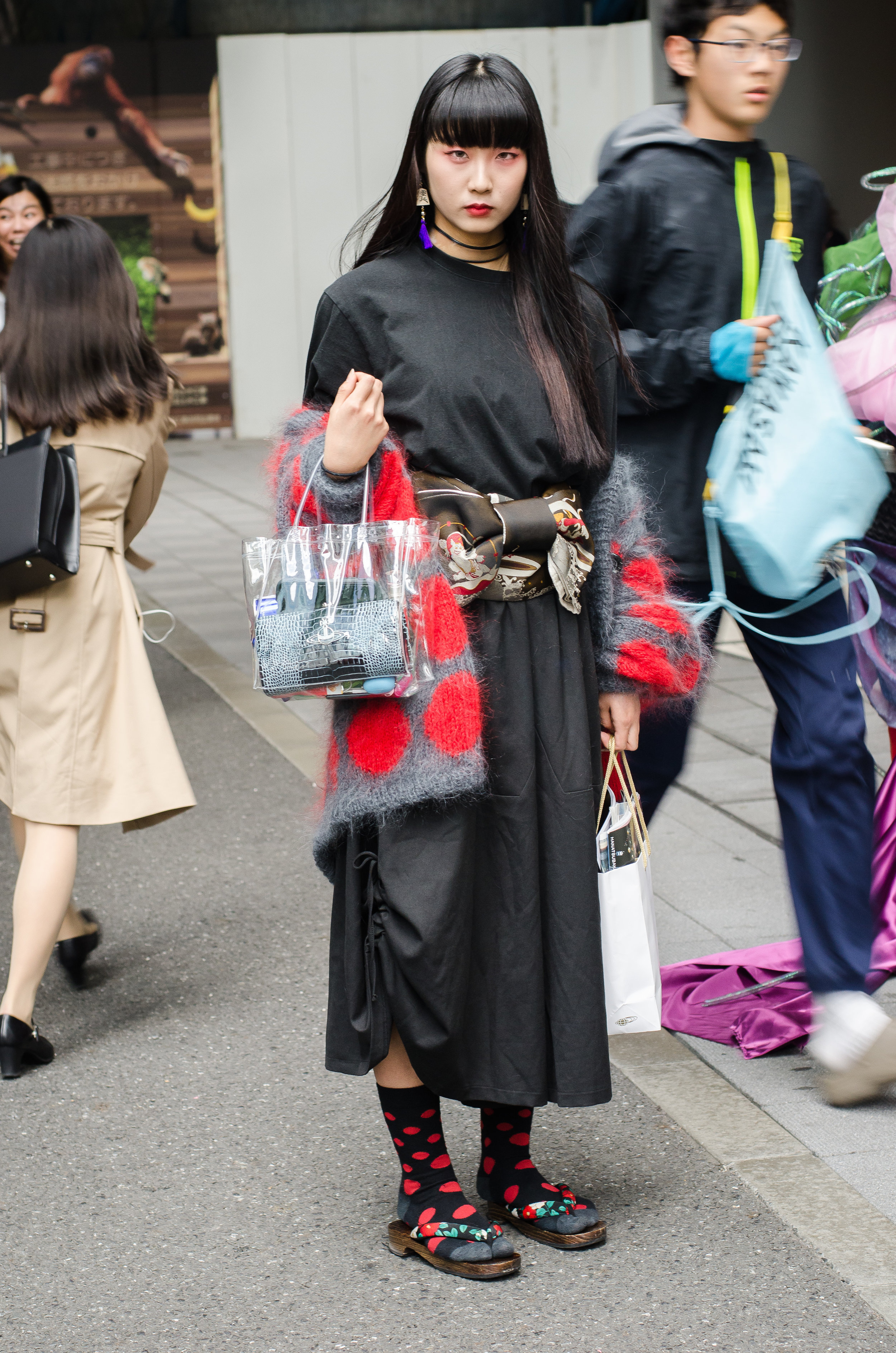Her Medusa-like glare froze the moment: her scarlet-red eye-shadow seizes the intensity of her outfit’s red-black synchronicity. (日本語のキャプション: 彼女の目を見ると、時間は止まってくる。赤と黒の海を泳ぐことしかない。