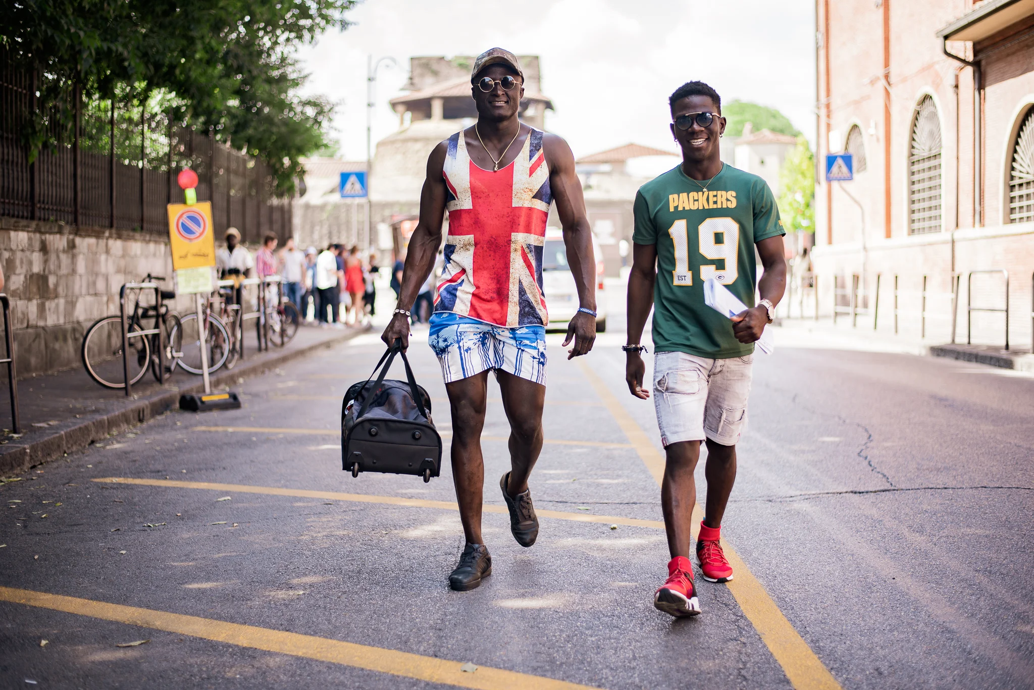 One guy wears a union jack shirt while the other wears an American football Packers jersey; Makes you wonder why the state of the "special relationship" is better shown here than in reality