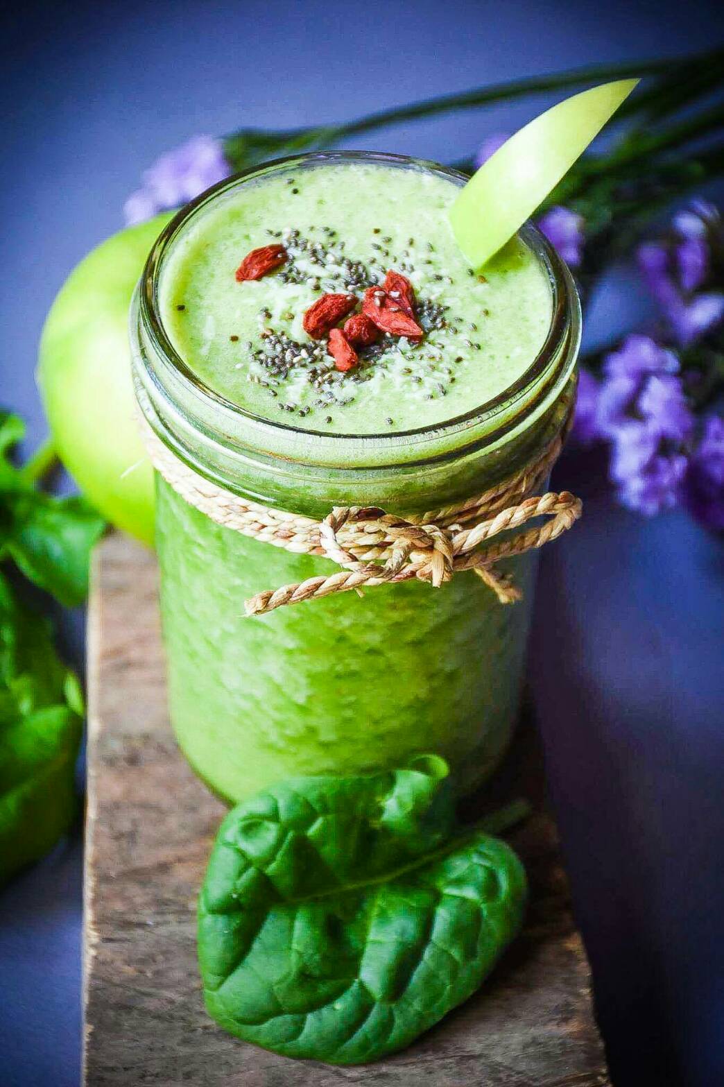 SUPER GREEN CLEANSING Baby Spinach, Organic Banana, Organic Pineapple, Green Apple, Organic Coconut Water 140 THB