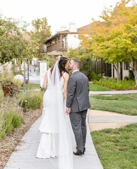 K &amp; G said &lsquo;I do&rsquo; surrounded by soft florals and golden afternoon light. This timeless celebration was all about warmth, love, and unforgettable moments.⁠.. and of course, a lot of fun! ⁠
⁠
Photography @madisonlaurenphotography⁠
Venue