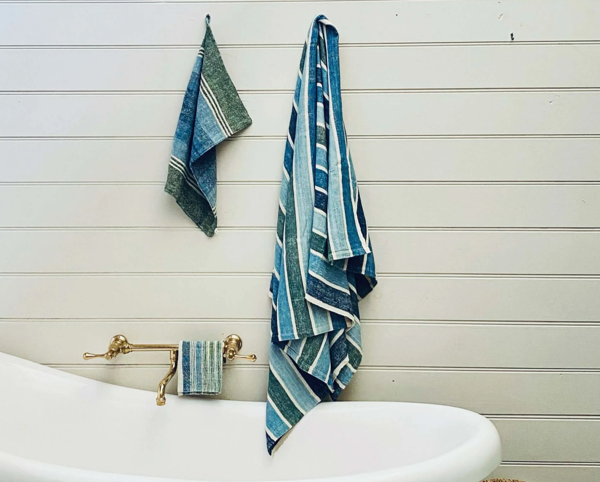 Green%2BIndigo%2BIkat%2BStripe%2BBath%2BTowel%252C%2BHand%2BTowel%2Band%2Bface%2BWasher%2BWashcloth%2BCollection%2Bwith%2Bclawfoot%2Bporclain%2Bbathtub%2BLOOM%2BDesigns%2BAustralia%2B.png