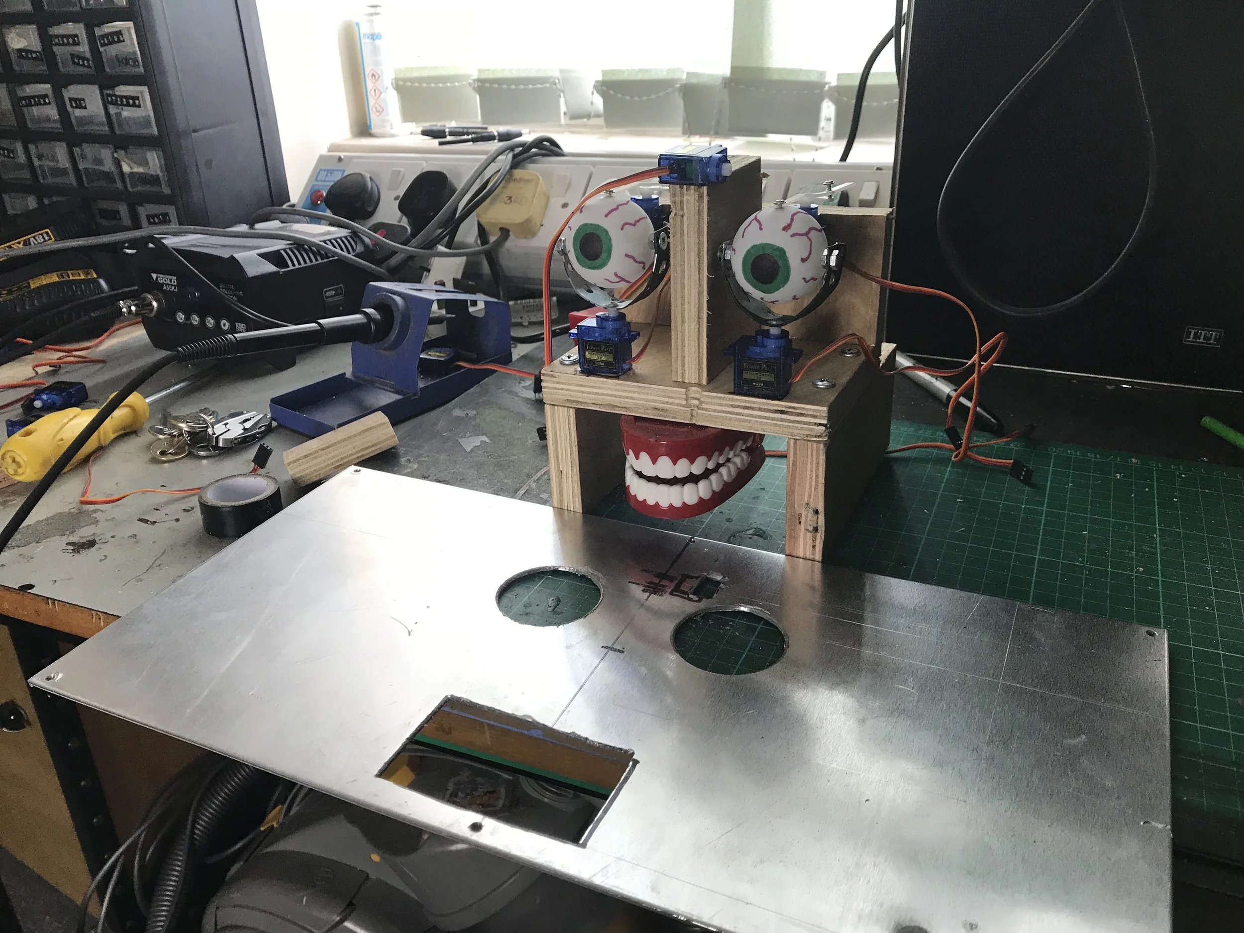 Kosmo animatronic face