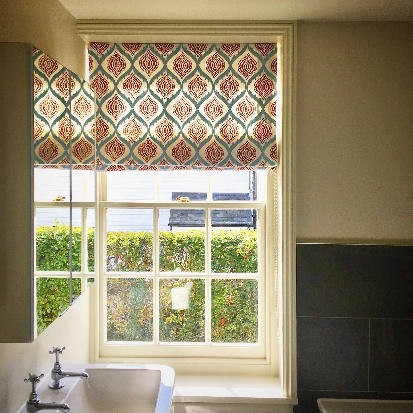 Family bathroom with one of my favourite designs by @janechurchillfabrics - it&rsquo;s beautifully hand block printed abs embroidered 💙❤️💙❤️ #hvjinteriors #janechurchill #romanblind #bathroomdesign #harrietvaughanjonesinteriors