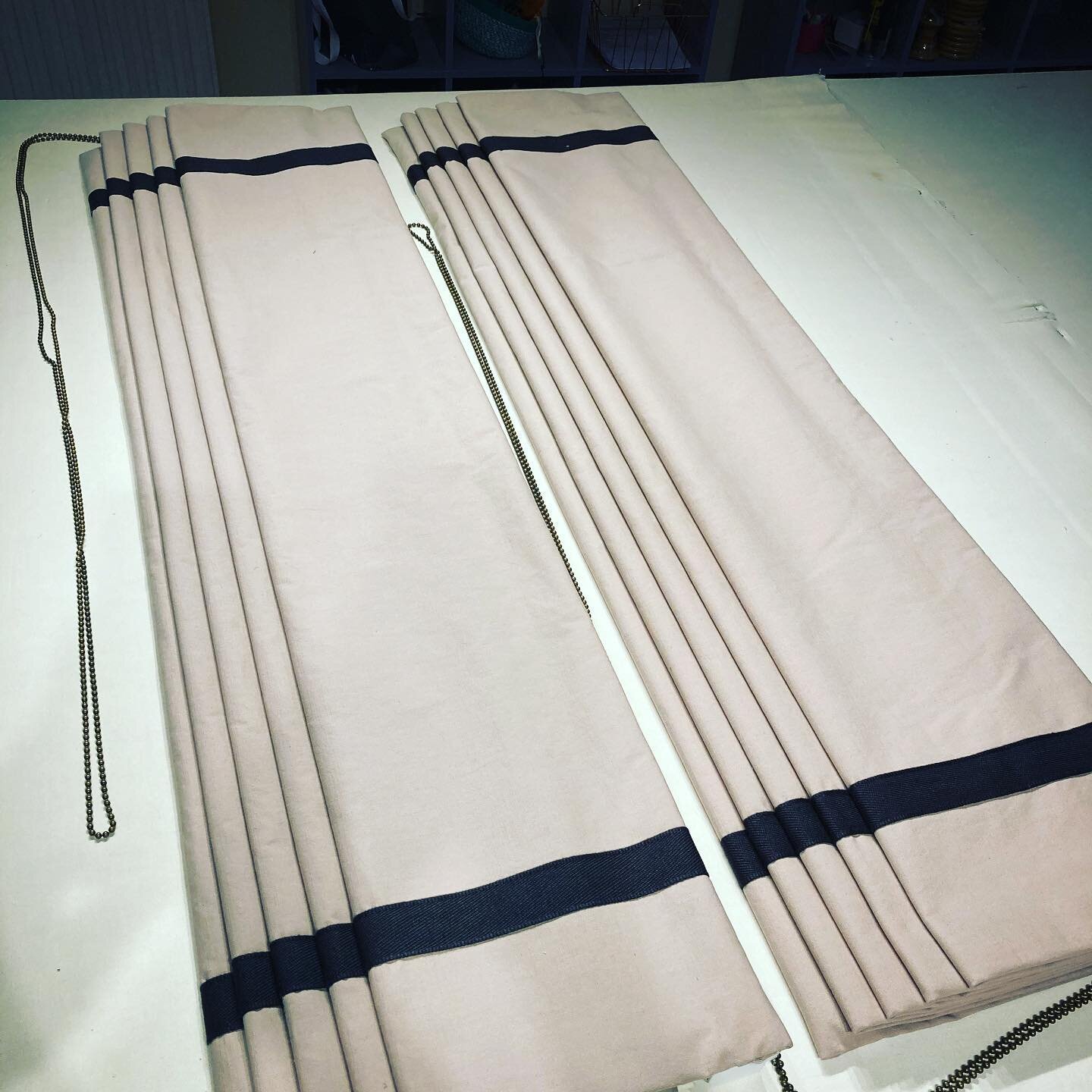 Channelling the brilliant interior designer @beataheuman in these Roman blinds using @romo_fabrics and @samuelandsons grosgrain ribbon trim ⚡️⚡️⚡️ #romanblinds #trim #blackout #bedroom #bedroomdecor #bedroominspo #hvjinteriors #harrietvaughanjonesint