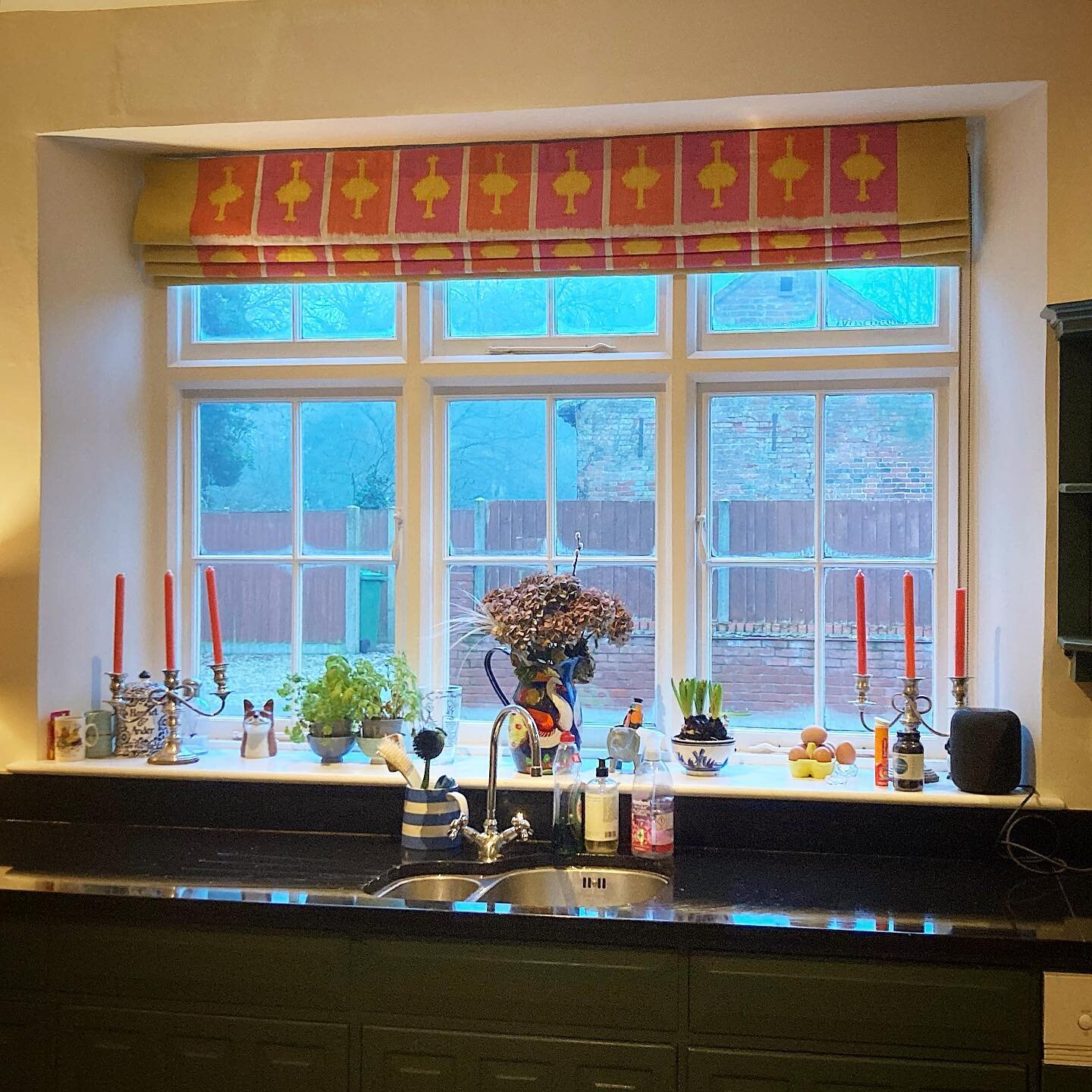 Colourful cooking in this kitchen! Fabulous pink and orange @christopherfarrcloth Ozone fabric with the bordered trim in @romo, looking gorgeous against the hunter green kitchen units 💚💗🧡💛 #hvjinteriors #christopherfarrcloth #romo #kitchen #blind