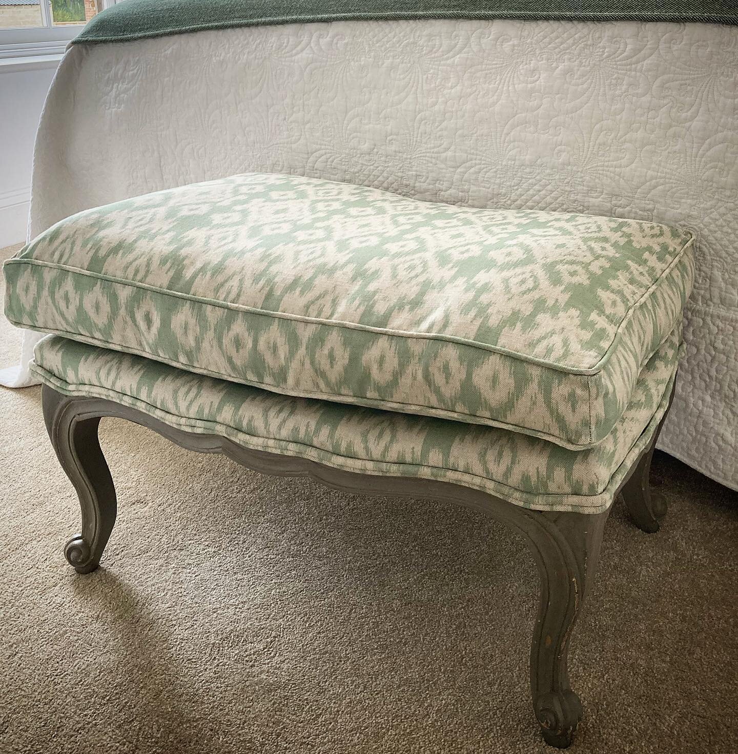 💚💚💚 @juliabrendelltd ikat fabric looks perfect on this pretty ottoman sitting at the bed of a guest bed, it really finishes and ties up the room 💚💚💚 love a double piping too👌👌. I am a stockist of @juliabrendelltd so please get in touch if you