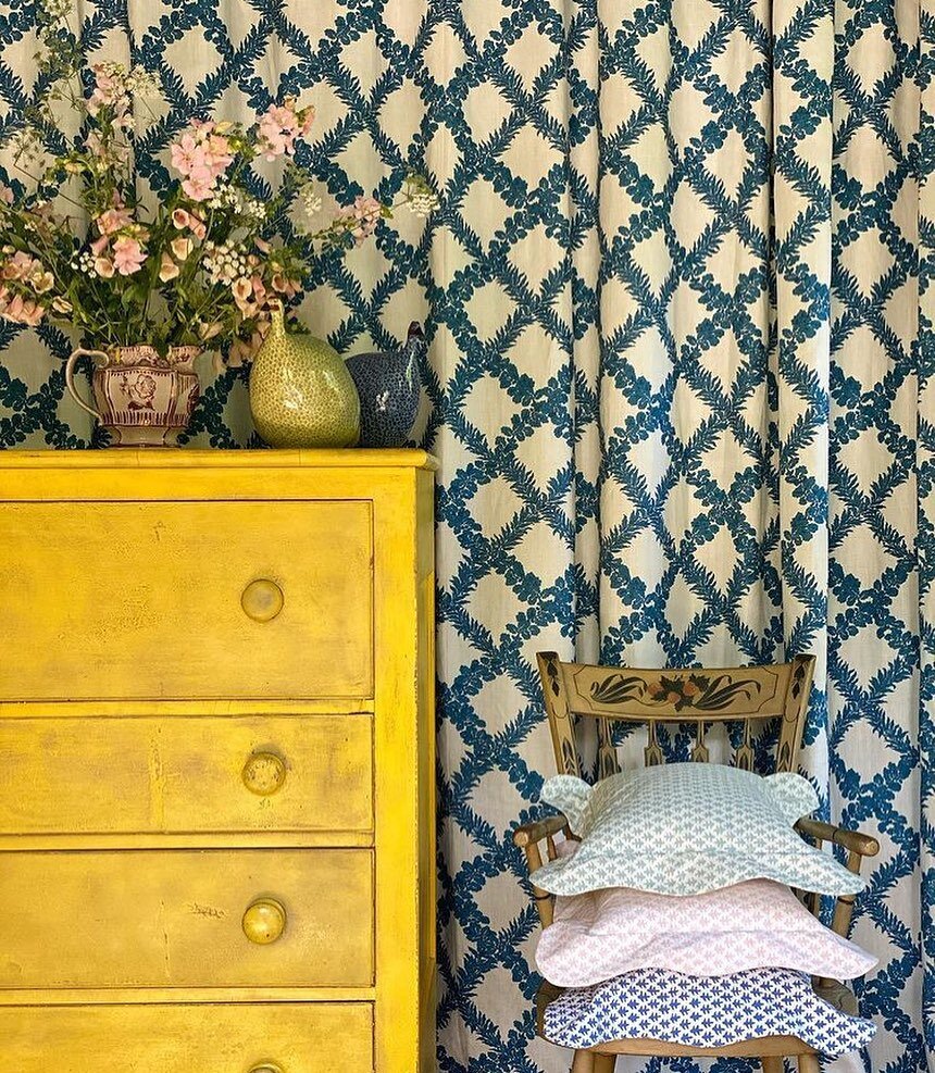 Ohhhh yes please @mieketenhave ! The @sisterparishdesign curtain hiding a bookshelf behind so good too! ##interiordesign #interiorinspo #curtains