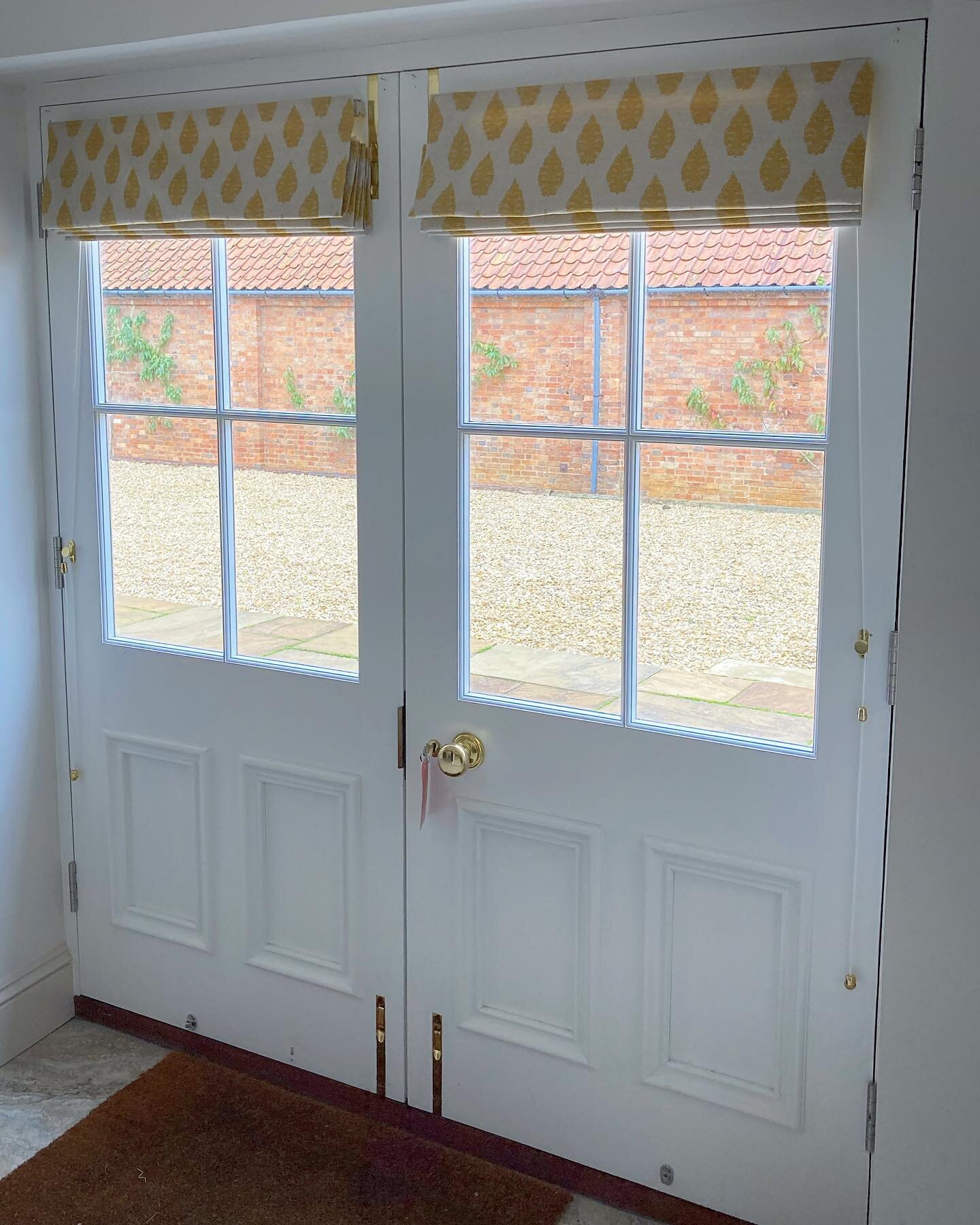 These sweet Roman blinds using the beautiful design by @juliabrendelltd fabric, finish off these double doors so well and provide privacy in these dark mornings and evenings! In fact, I think the fabric brightens up any dreary January day! 💛💛💛 #hv