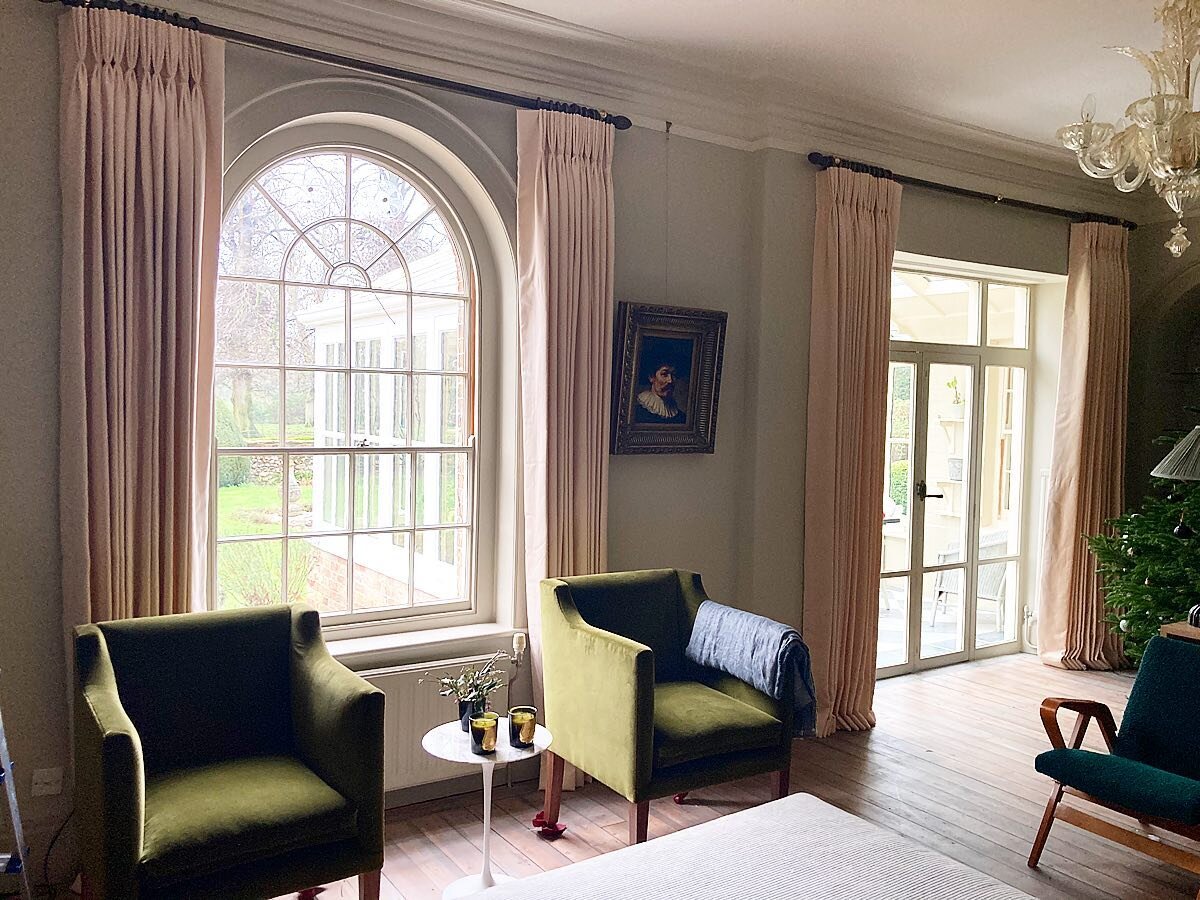 These gorgeous dusty pink, large curtains complement these utterly stunning windows 💫 the light in this room is insane! The neat stacked pinch pleats let the windows shape be seen and the light flood the room! Love em! #hvjinteriors #curtains #inter