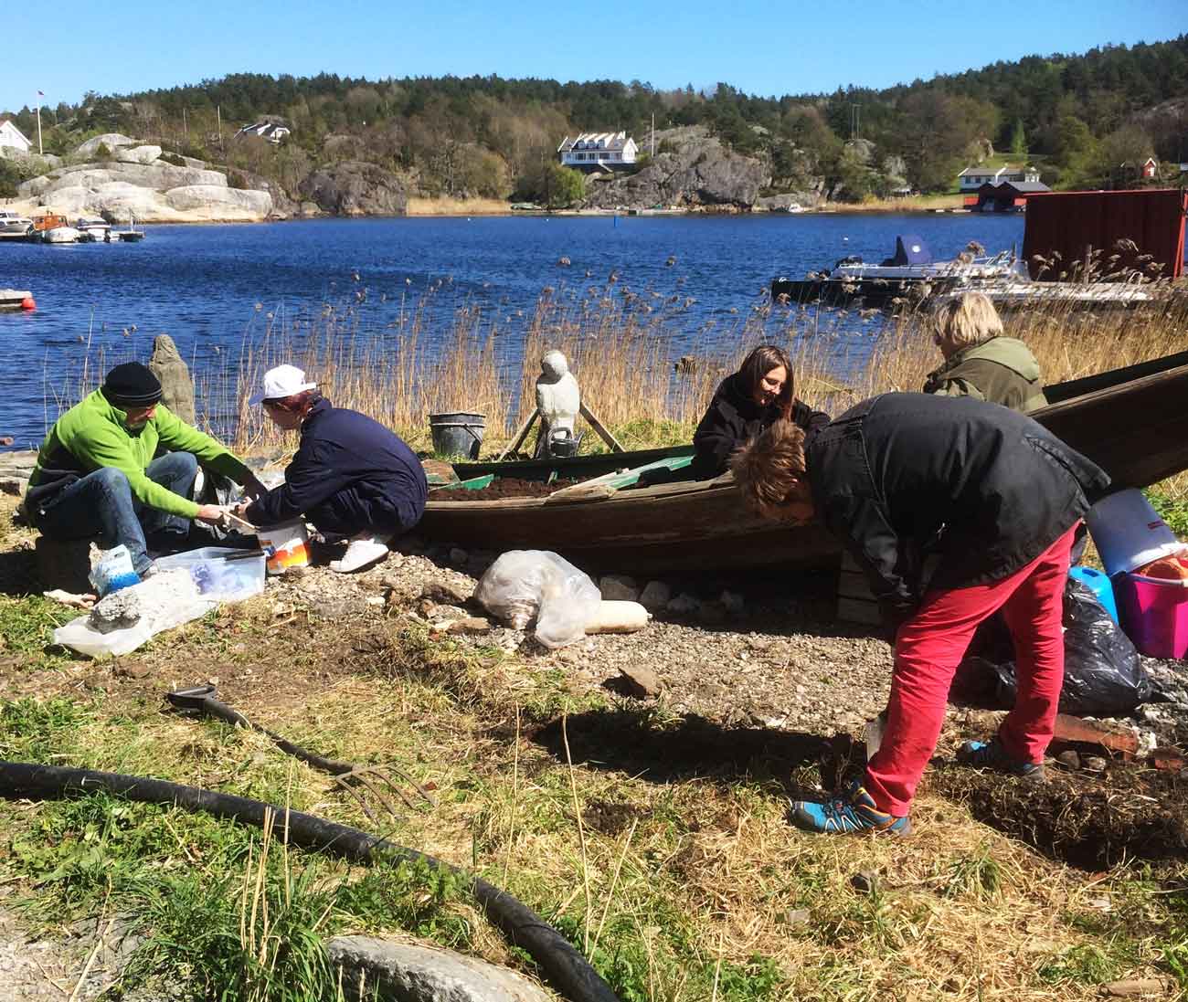 Kunststudenter i gang med installasjonskunst i vannkanten