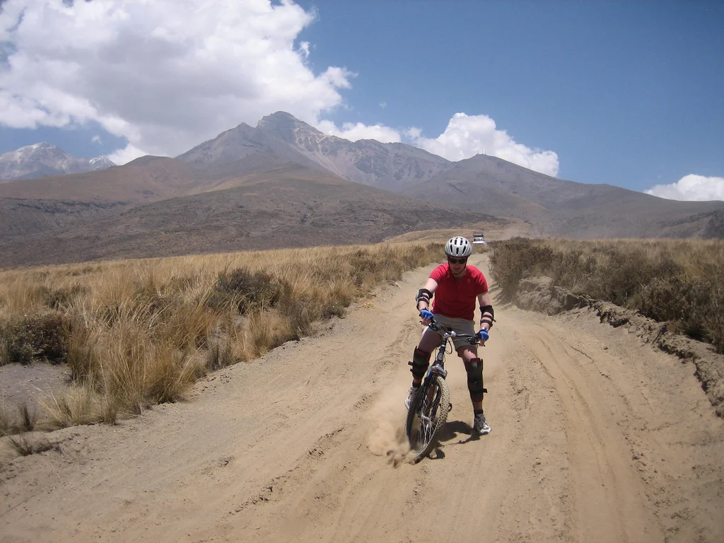 05242016180804-ciclista bajando por carretera.jpg