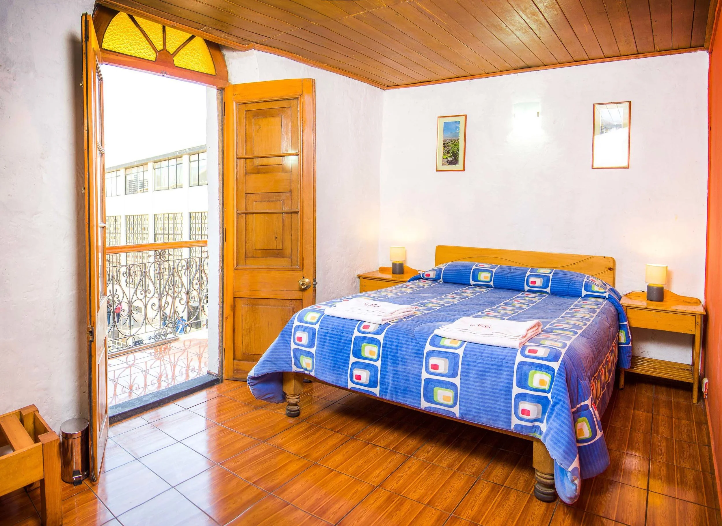 Habitación Matrimonial con Balcón en Le Foyer Hostel Reserva con Nosotros