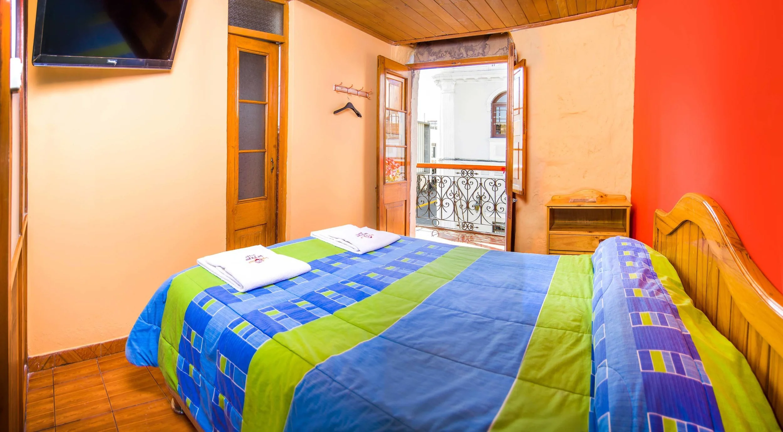 Habitación Matrimonial con Balcón en Le Foyer Hostel Reserva con Nosotros