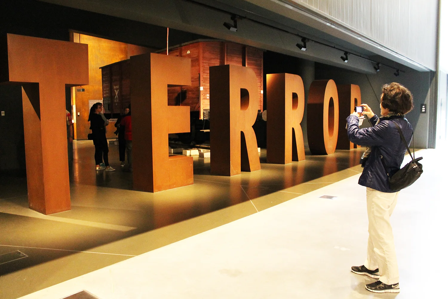 TERROR: Museet for andre verdenskrig i Gdansk er spennende, både på grunn av den grusomme og interessante historien, men også på grunn av de ulike virkemidlene som tas i bruk. Foto: Tenk Koffert