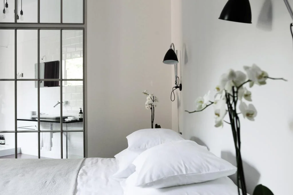 HOTELL: Between Us Bed & Breakfast i Warzawa. Hotellet ligger i en bygård i sentrum, og lobbyen er en kul bar på kveldstid og kafé på dagtid. Foto: Booking.com