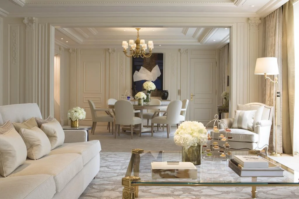HOTELL: Four Seasons Hotel George V i Paris ligger kun en kort rusletur fra Champs-Elysees. Foto: Booking.com