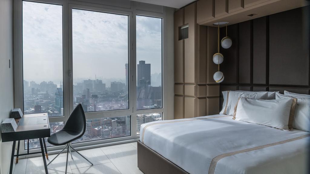 HOTELL: Dette 5-stjerners hotellet ligger i New Yorks SoHo-distrikt, og rommene har vinduer som går fra gulv til tak. Foto: Booking.com