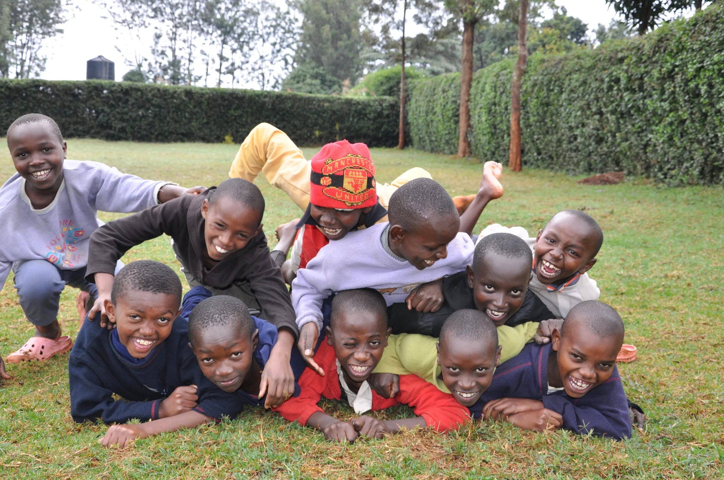 GLADE BARN: Disse fine ungene holder til på barnehjemmet Nepastaaheimen i Kenya, som drives av Norsk Nødhjelp. Men å vokse opp i Kenya er ikke bare lek og moro. Foto: Norsk Nødhjelp.