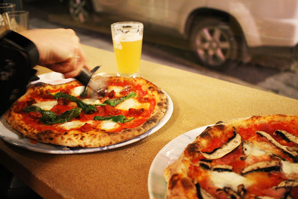 OMNIPOLLOS HATT: Både pizzaen og ølen her var supergodt. Foto: Tenk Koffert