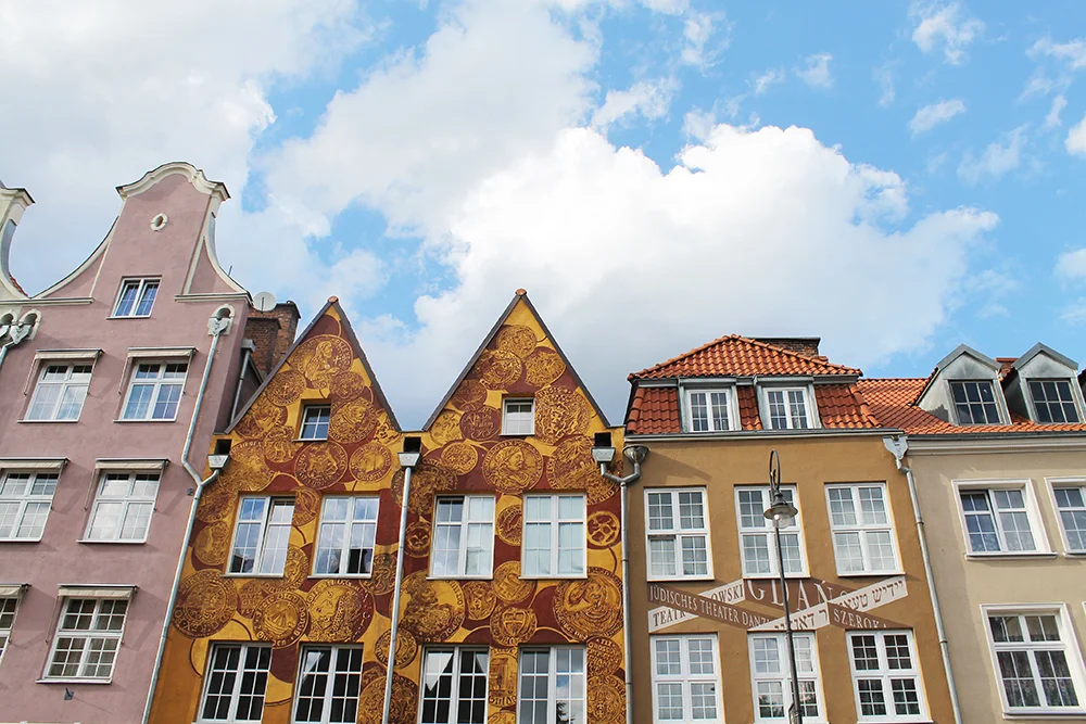 HERLIG ARKITEKTUR: Husk å ta en titt opp på fasadene når du rusler rundt i Gdansk – de er så fine! Foto: Hedda Bjerén