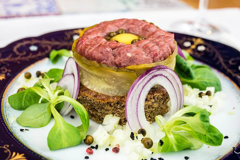 TARTAR: Vet mange er skeptiske til tartar, men det er jo SÅ godt! Den beste tartaren jeg har smakt har jeg fått i Polen. Foto: Polska Statens Turistbyrå