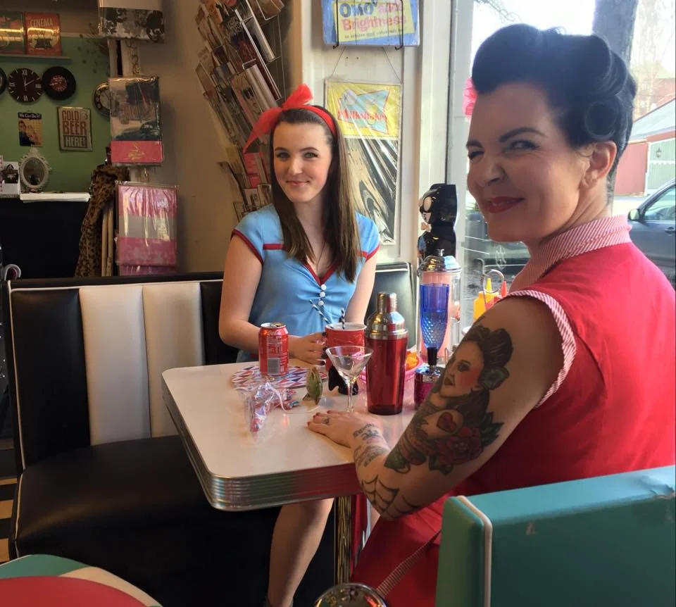 RETRO: Nå kan du vinne en reise tilbake til det glade 50-tallet! I alle fall stilmessig. Kurset passer for kvinner i alle aldre og fasonger. Foto: Miss Rockabully