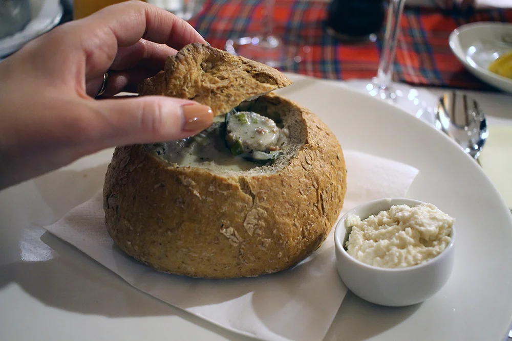 ENDELIG: Polsk suppe i brød. Nam! Foto: Tenk Koffert