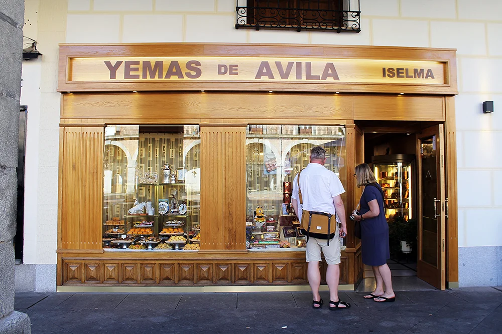 YEMAS DE AVILA: Dette fantastiske konditoriet tilbyr blant annet Santa Teresa-bakverk, som er veldig populært i Ávila. Steven og Gullaug fra mitt reisefølge vurderer om de skal motstå fristelsen eller ei. Foto: Tenk Koffert