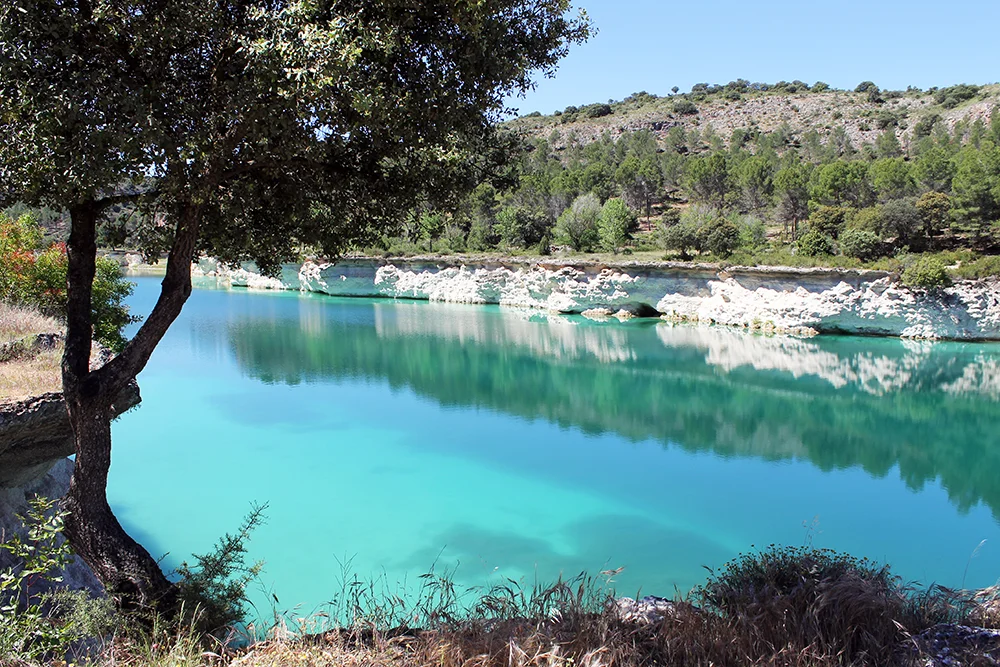 MAI: Så reiste jeg til Laguna de Ruidera natural park, et par timers kjøring fra Madrid. For et vakkert sted! 😍 Her skulle jeg gjerne hatt med meg bikkja og gått en laaaang tur. 🙌 Foto: Tenk Koffert