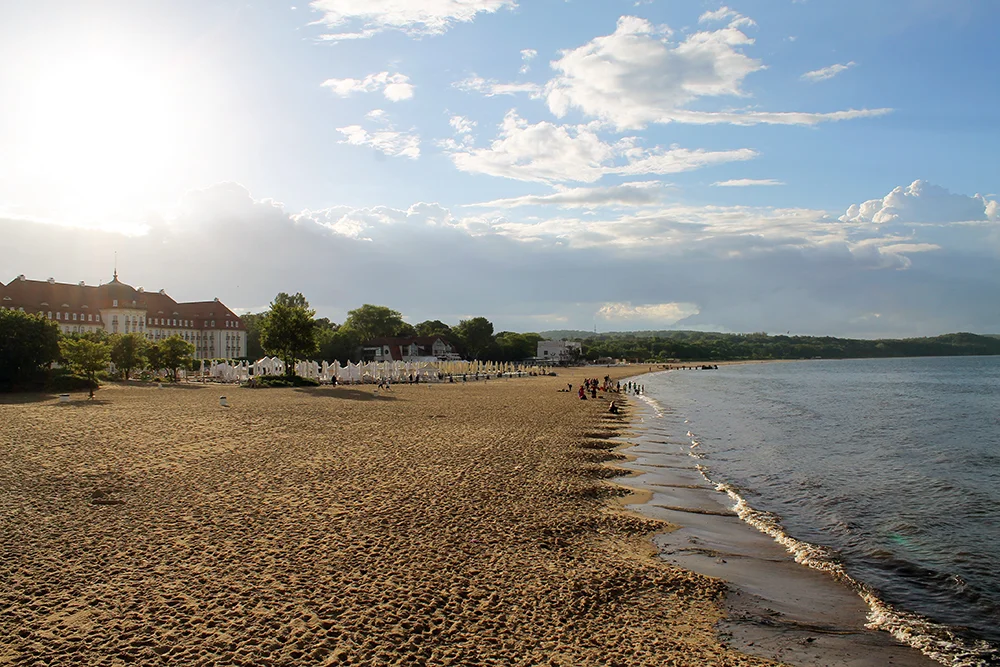 SOPOT: Nydelig strand i Sopot. Til venstre i bildet ser du ærverdige Grand Hotel. Foto: Reisebloggen Tenk Koffert