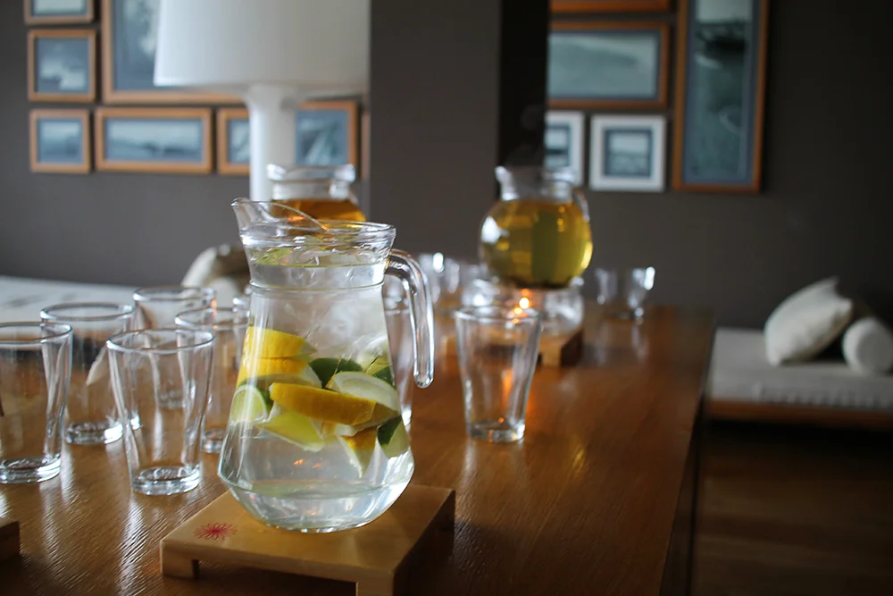 MERA SPA: På dette hotellets spaavdeling er det en herlig avslapningsavdeling, hvor du kan drikke vann eller te, og nyte utsikten mot stranden etter du har fått behandling. Foto: Hedda Bjerén