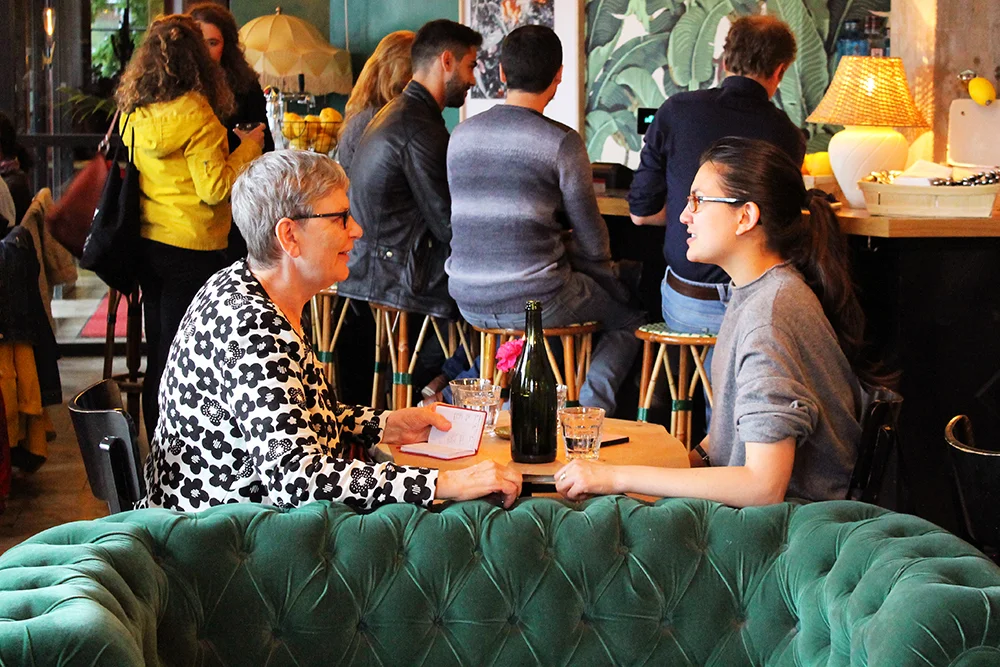 HOLIDAY: I denne fargerike restauranten kan du nyte fantastisk god mat, servert på en morsom og kreativ måte. Avslutt gjerne med en herlig drink – du er jo på ferie! Foto: Tenk Koffert