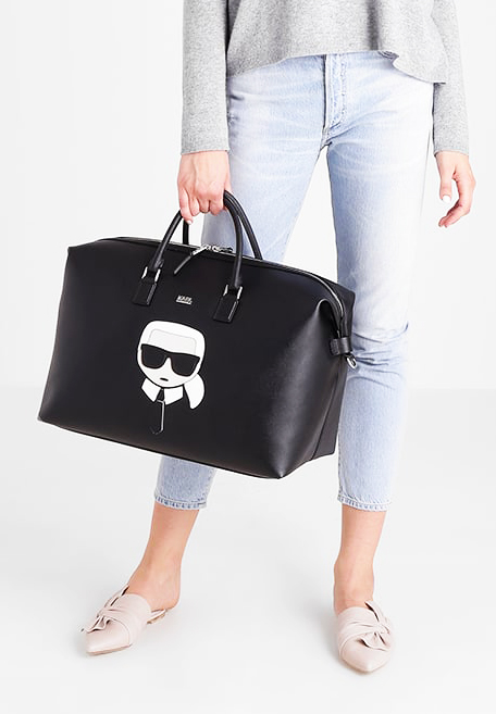 KARL LAGERFELD: Denne kule bagen er perfekt for en weekendreise. Foto: Boozt.com