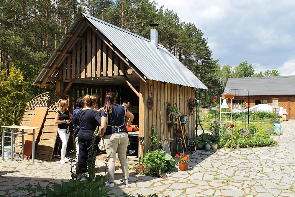HJEMME HOS KAROLA: Karola jobber hjemmefra på en koselig gård. I hagen er dette lille huset bygget, der står den gamle ovnen – der stekes brødene. Foto: Hedda Bjerén