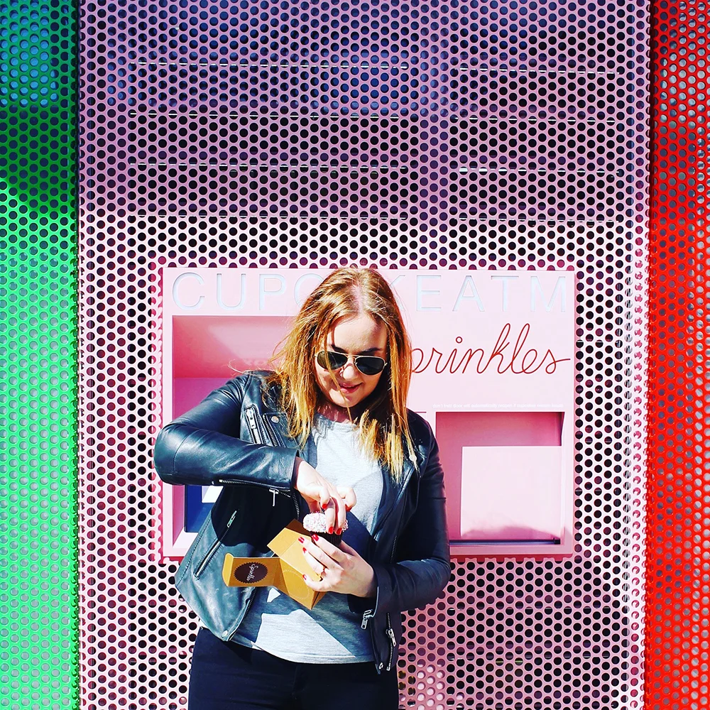TENK KOFFERT I LOS ANGELES: Sprinkles Cupcake ligger på Santa Monica Boulevard i Beverly Hills. I tillegg til bakeri med kafé har de også en minibank du kan bestille cupcakes fra 24 timer i døgnet. Foto: Tenkkoffert.com