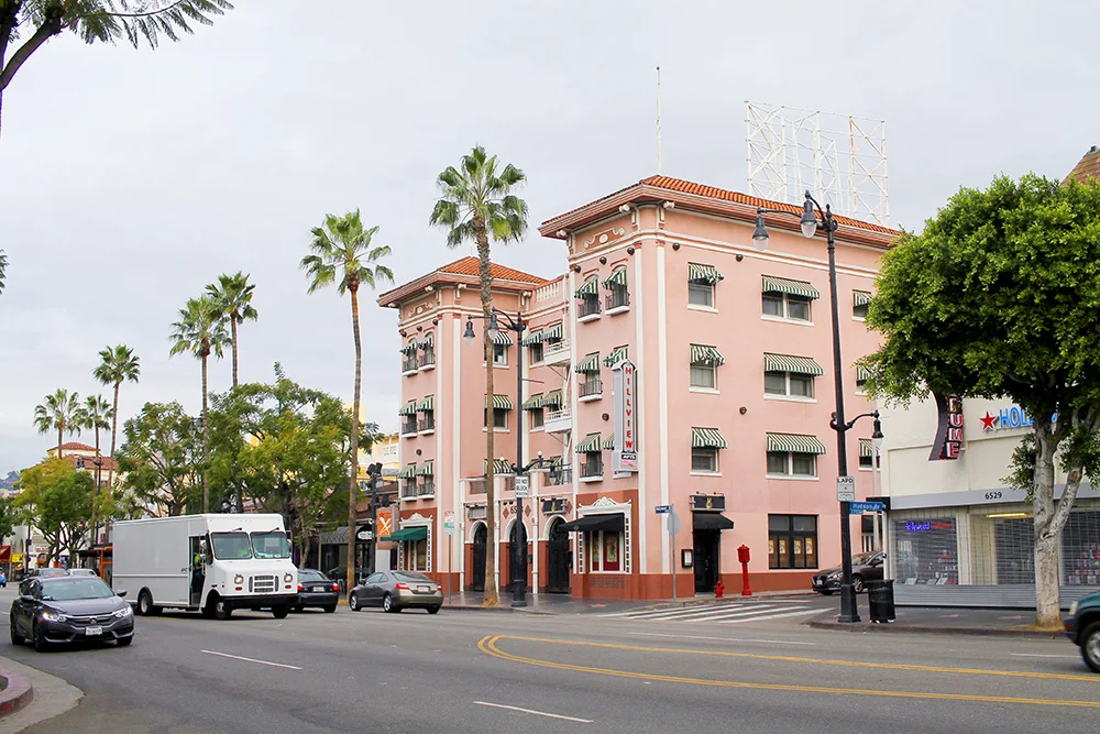 THE HILLVIEW: Dette historiske hotellet ligger på Hollywood Boulevard, og var det første stedet som i sin tid leide ut til fattige, unge wannabe-skuespillere. Nå er det dyrt å bo her, så nøy deg med å poste et fresht bilde av det på Insta. Foto: Hedda Bjerén