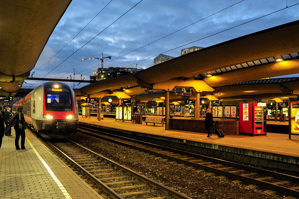 MORGENSTEMNING PÅ OSLO S: Da jeg dro hjem fra Levanger, tok jeg nattoget til Oslo S og dro rett på jobb derfra. Foto: Tore Bjørback Amblie/NSB