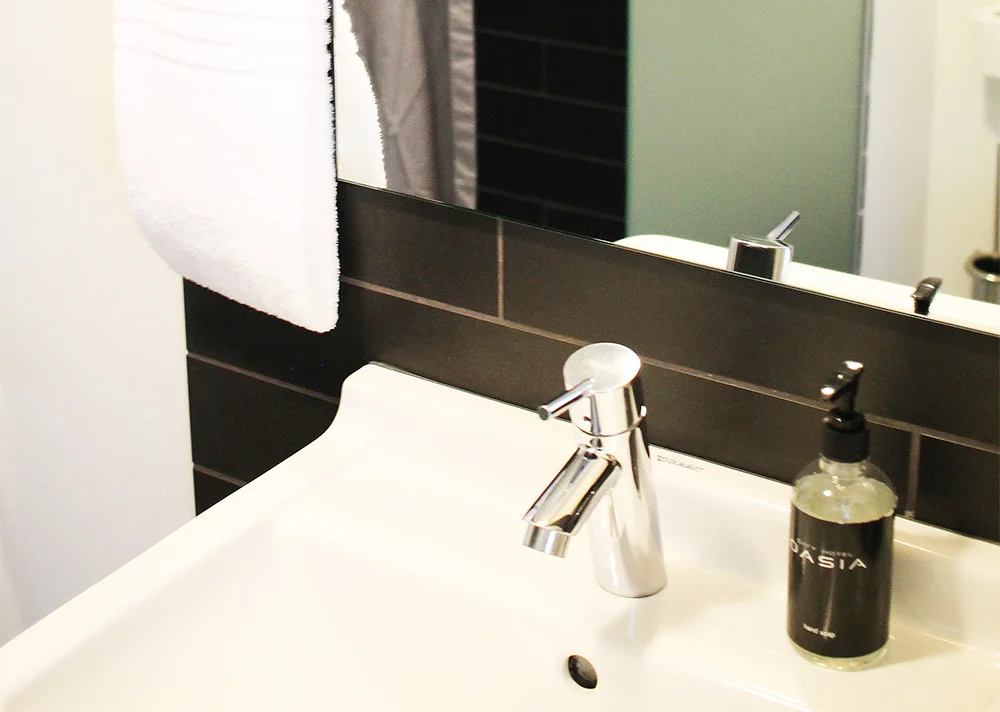 BADET: Badet var lite, men pent med toalett, dusj og servant, myke håndklær, såpe og dusjartikler. Foto: Tenk Koffert