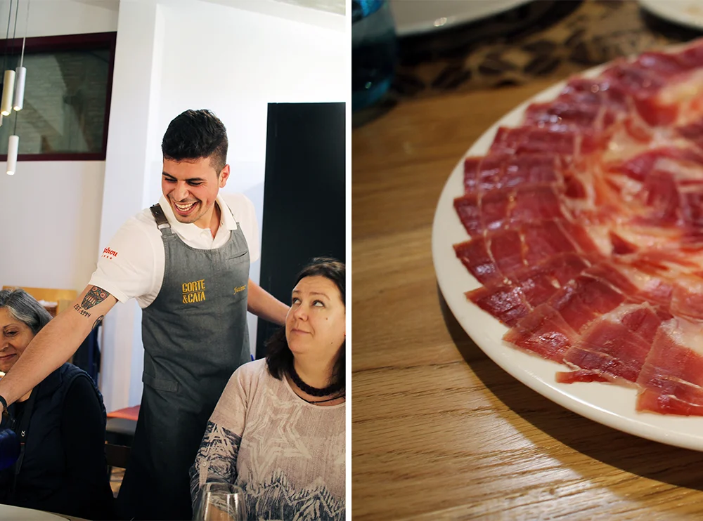 CORTE Y CATA: Polina fra Russland er i Salamanca for første gang. Her følger hun med på hva den blide kelneren i restauranten har å si om vinen som serveres. Foto: Tenk Koffert