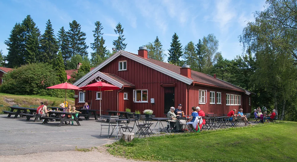 TROLLVANNSSTUA: Denne sportsstua har mange fine sitteplasser ute. Foto: Skiforeningen.no