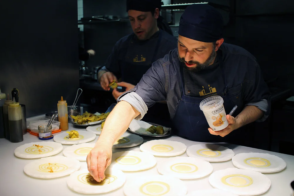 COCINANDOS: Her tilbereder Michelin-kokken retter av ypperste kvalitet. Foto: Tenk Koffert