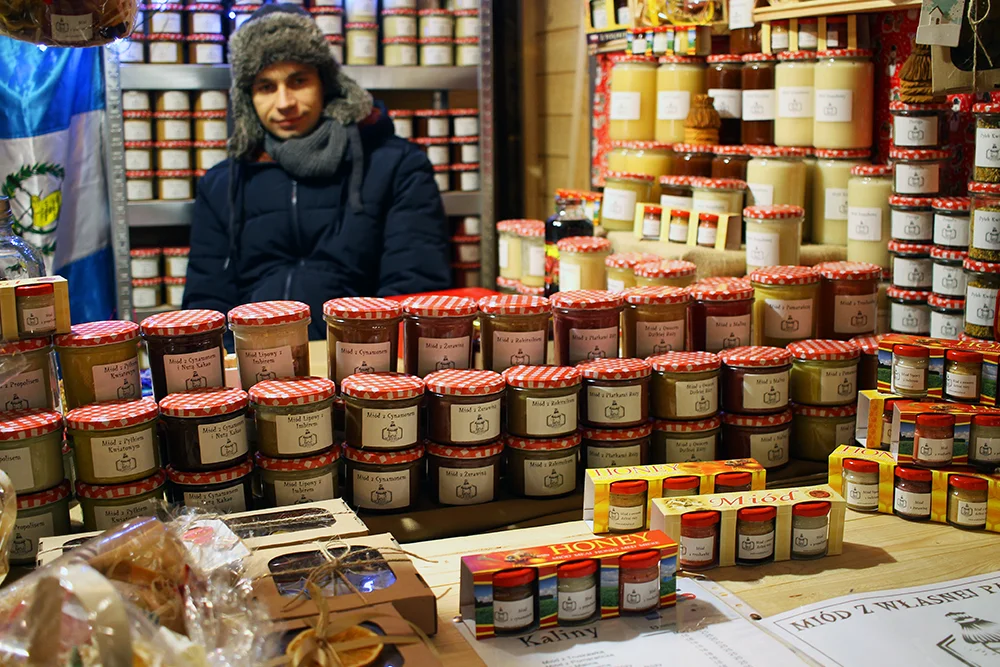STORT UTVALG: Marmelader, syltetøy og honning er det flere boder på julemarkedet som tilbyr. Foto: Tenk Koffert