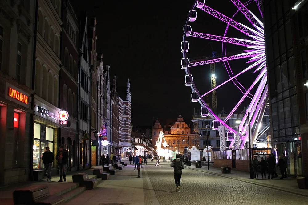 GDANSK: Hele byen er klar for jul - også pariserhjulet er piffet opp. Foto: Tenk Koffert