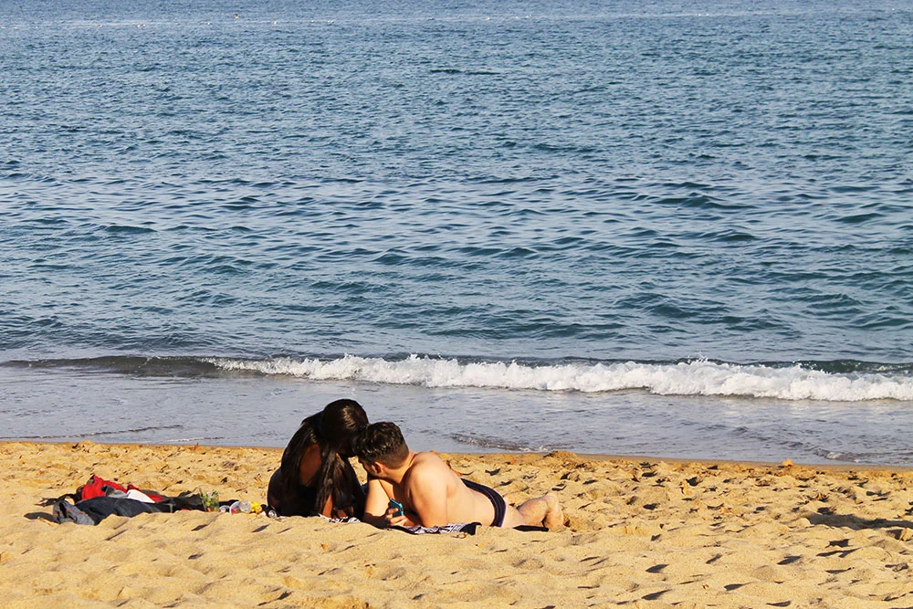 STRANDLIV: Noe av det beste med Barcelona er at du har strand midt i byen. Foto: Tenk Koffert