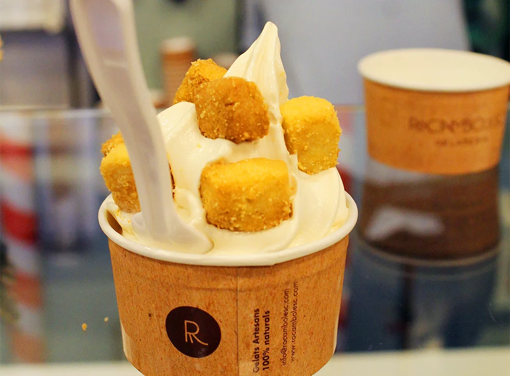 BAKED APPLE ICE CREAM: Karamellisert eple, bakt eple og smørkjeks er min favoritt. Sjukt god! Foto: Tenk Koffert
